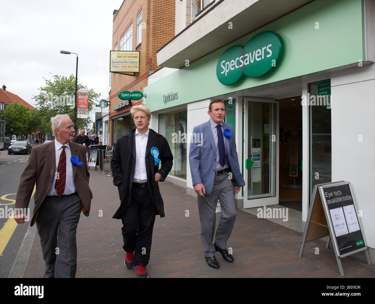 Orpington, UK. 8 juin, 2017. Jo Johnson MP, candidat conservateur visites Orpington High Street le jour de l'élection et les promenades le long court avec Graham et Mike Botting. Credit : Keith Larby/Alamy Live News Banque D'Images