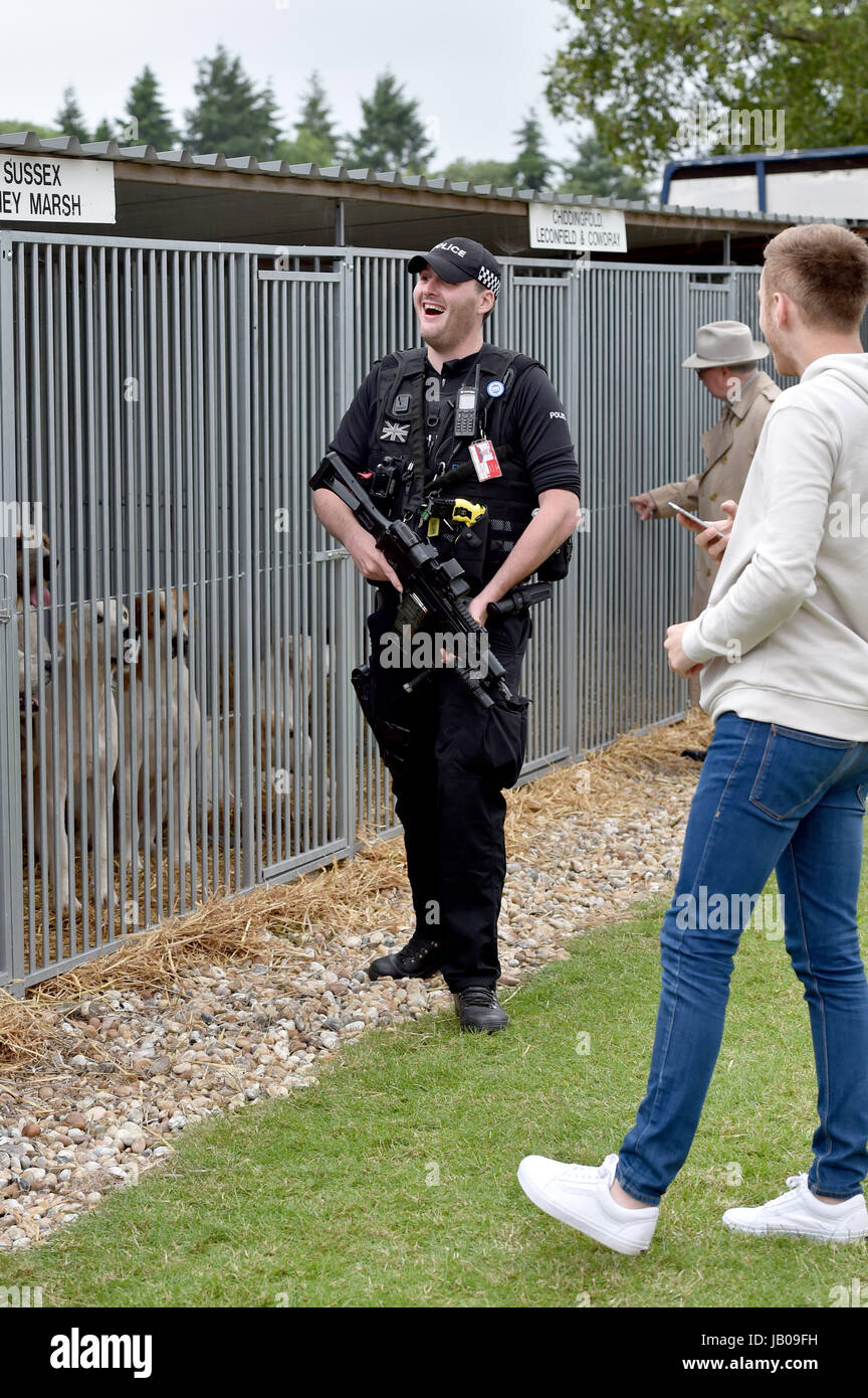 Ardingly Sussex, UK. 8 juin, 2017. Des policiers armés se mêlent à la population dans le sud de l'Angleterre, qui ont eu lieu à l'Ardingly Showground à Sussex . La Société d'agriculture du sud de l'Angleterre célèbre son 50e anniversaire cette année présentant le meilleur de l'agriculture, l'horticulture et la campagne dans le sud de l'Angleterre. Crédit : Simon Dack/Alamy Live News Banque D'Images