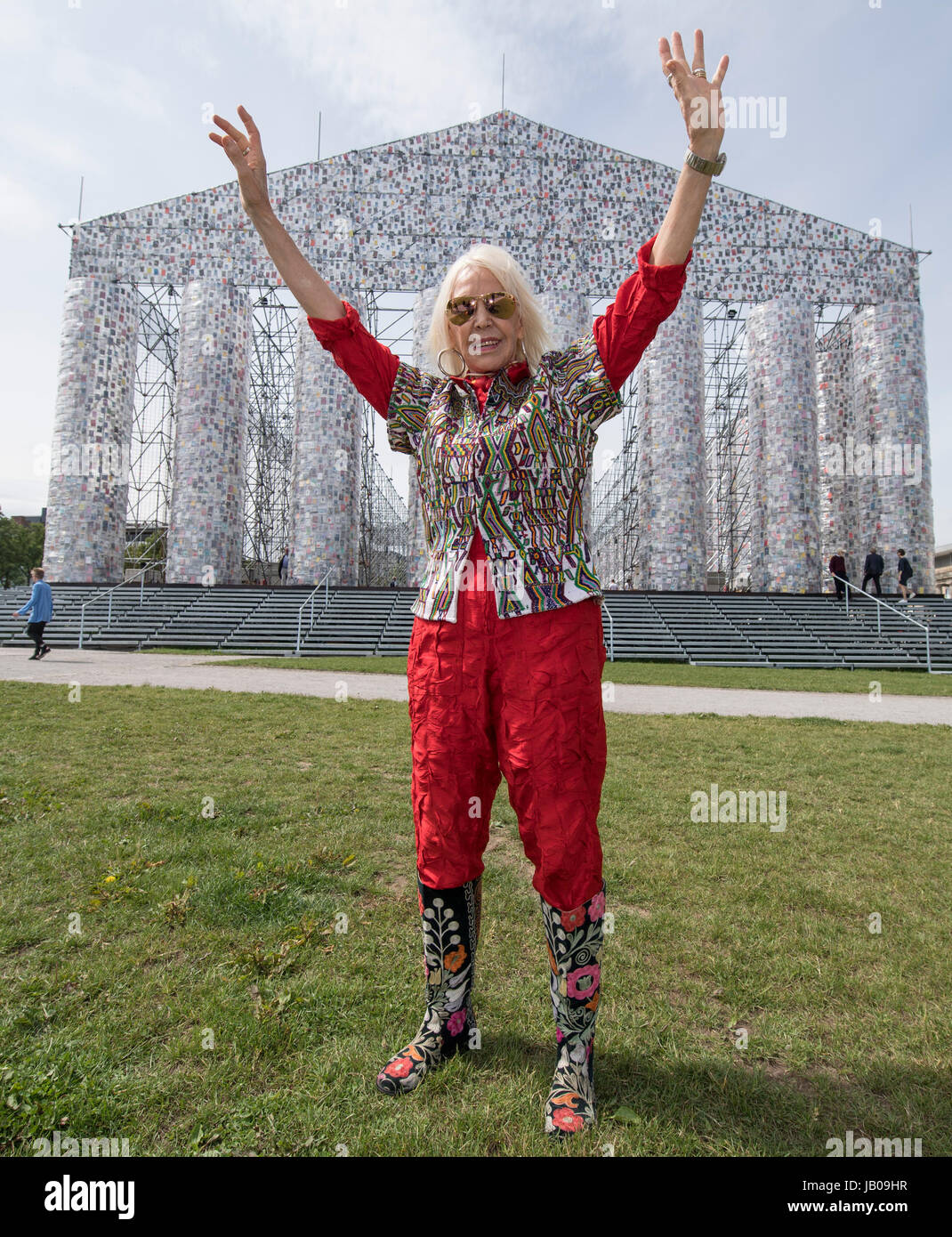 L'artiste argentine Marta Minujin debout en face de son œuvre le "Parthénon de livres" à la documenta 14 Exposition d'art à Kassel, en Allemagne, 8 juin 2017. La documenta 14 Exposition d'art ouvre officiellement ses portes le 10 juin 2017. Photo : Boris Roessler/dpa Banque D'Images