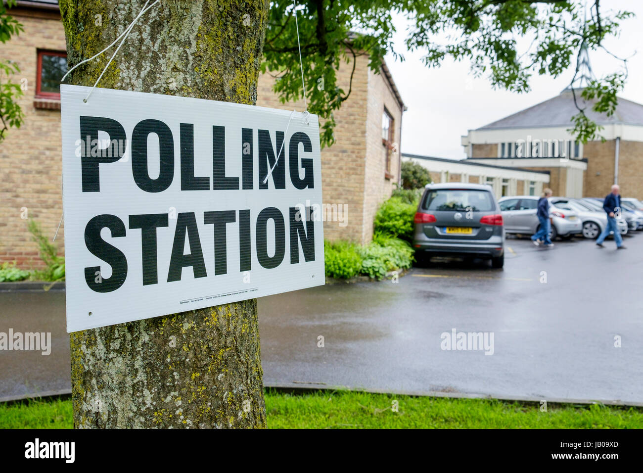 Chippenham, Wiltshire, Royaume-Uni. 8 juin, 2017. Les électeurs sont illustrés en laissant un bureau de vote de Chippenham, Wiltshire après le vote à l'élection générale de 2017. Credit : lynchpics/Alamy Live News Banque D'Images