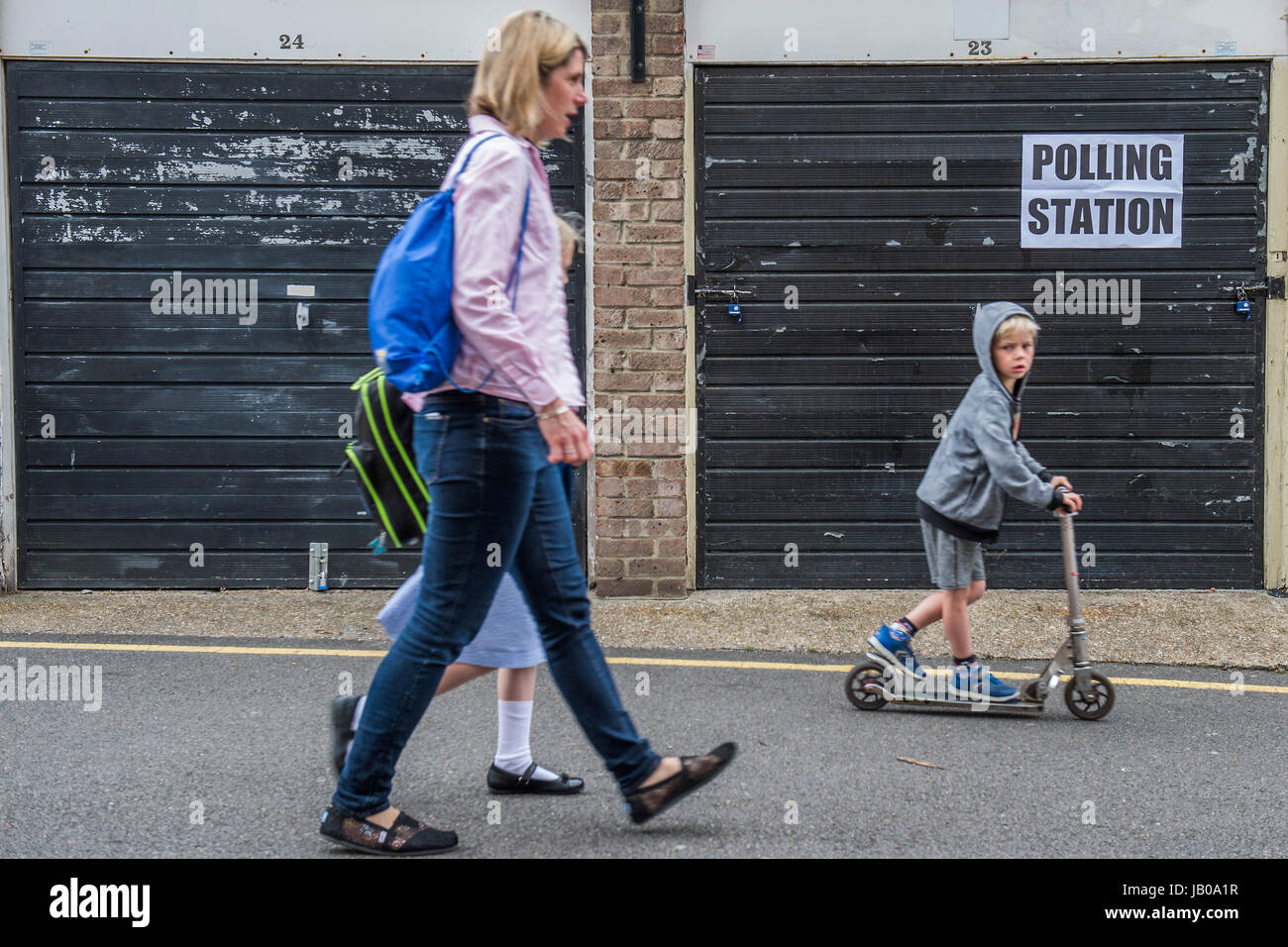 Wandsworth, Londres, Royaume-Uni. Le 08 juin, 2017. Un vicaire amène ses enfants, une éducation politique avant l'école, à l'Alphabet près de pépinière Northcote Road - les gens arrivent tôt et en grand nombre dans les bureaux de vote, pour l'élection générale, dans la région de Wandsworth. Londres 08 juin 2017. Crédit : Guy Bell/Alamy Live News Banque D'Images