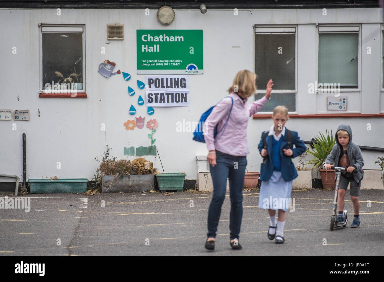 Wandsworth, Londres, Royaume-Uni. Le 08 juin, 2017. Un vicaire amène ses enfants, une éducation politique avant l'école, à l'Alphabet près de pépinière Northcote Road - les gens arrivent tôt et en grand nombre dans les bureaux de vote, pour l'élection générale, dans la région de Wandsworth. Londres 08 juin 2017. Crédit : Guy Bell/Alamy Live News Banque D'Images