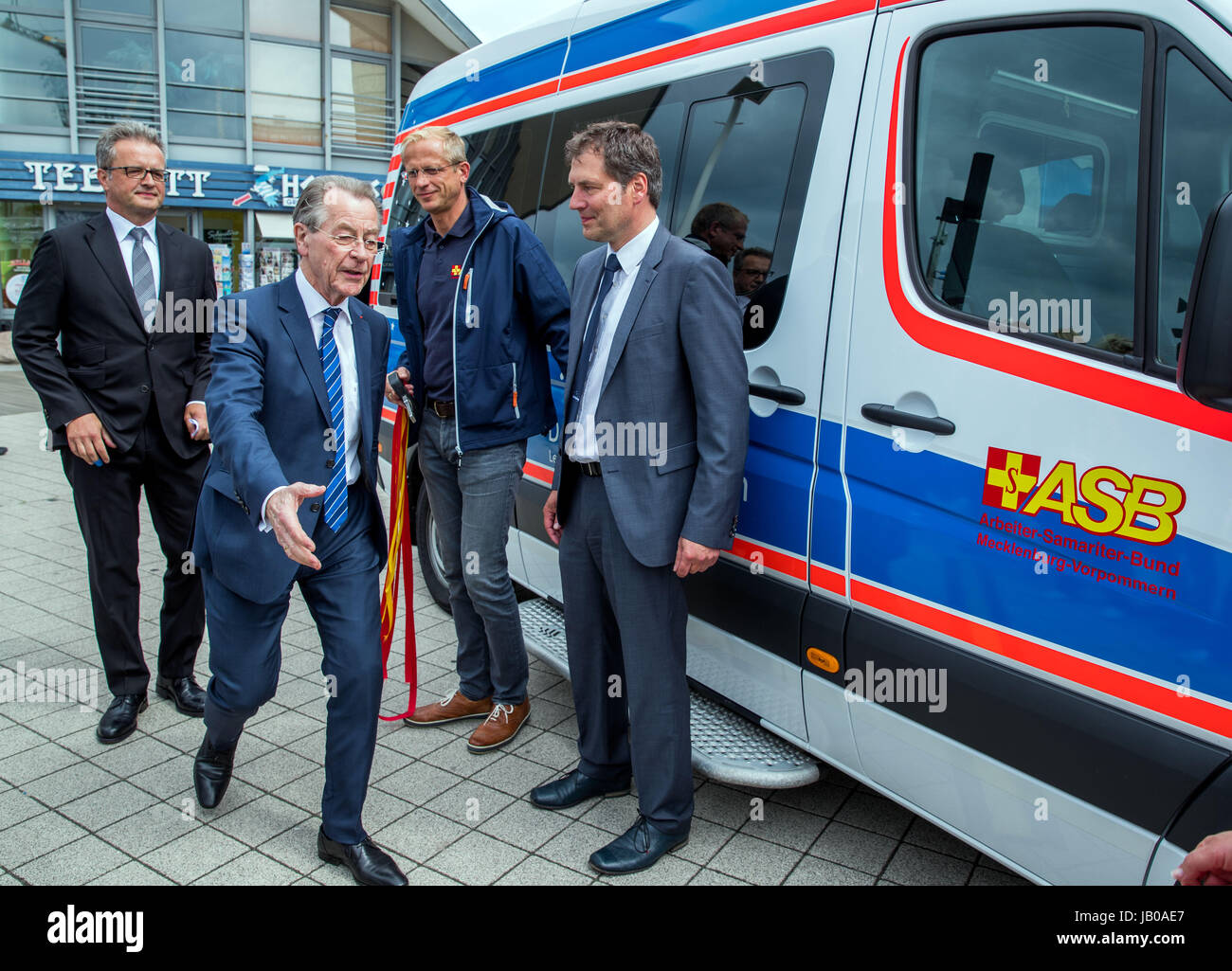 Président de la Fédération des travailleurs Samaritain (ASB), Franz Müntefering (2-L) mains sur la dixième 'Make a Wish' du pays dans Warnemuende, Allemagne, le 8 juin 2017. Les véhicules porte les mourants à un endroit de leur choix pour une dernière fois. La première voiture de ce type a été inauguré dans la Ruhr en 2014. Plus de 460 voyages ont été réalisés depuis. Photo : Jens Büttner/dpa-Zentralbild/dpa Banque D'Images