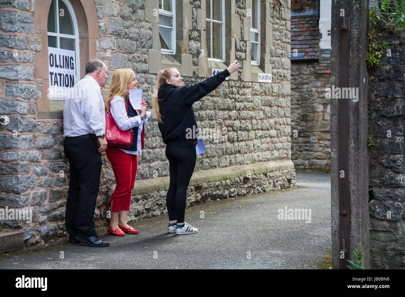 Une famille de prendre une carte de vote avec leurs selfies en dehors du bureau de vote de Much Wenlock, Shropshire. Élection 2017 du Royaume-Uni. Banque D'Images