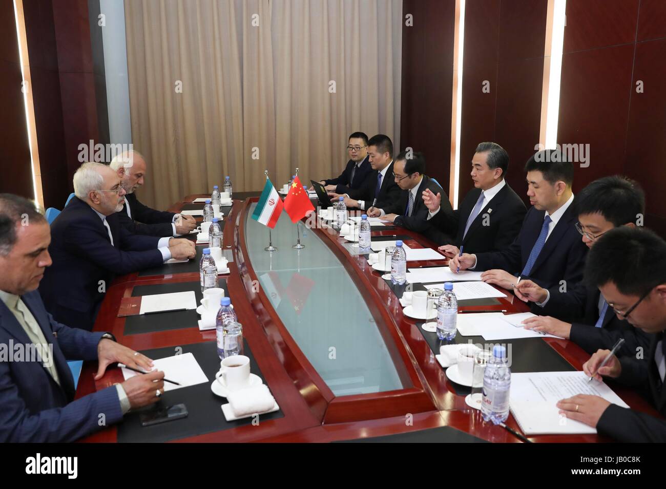 Astana, Kazakhstan. 8 juin, 2017. Le Ministre chinois des affaires étrangères Wang Yi rencontre son homologue iranien Mohammad Javad Zarif à Astana, Kazakhstan, le 8 juin 2017. Credit : Pang Xinglei/Xinhua/Alamy Live News Banque D'Images