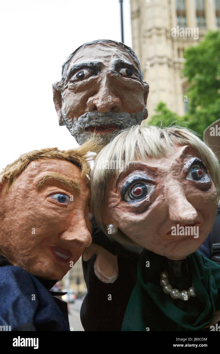 Londres, Royaume-Uni. 8 juin, 2017. L'élection générale britannique de Westminster. Trois marionnettes - chercher un comme's - Pour Theresa May (Conservateur), Jeremy Corbyn (travail) et Tim Farron (libéral-démocrate), attendre les résultats de l'élection. Banque D'Images