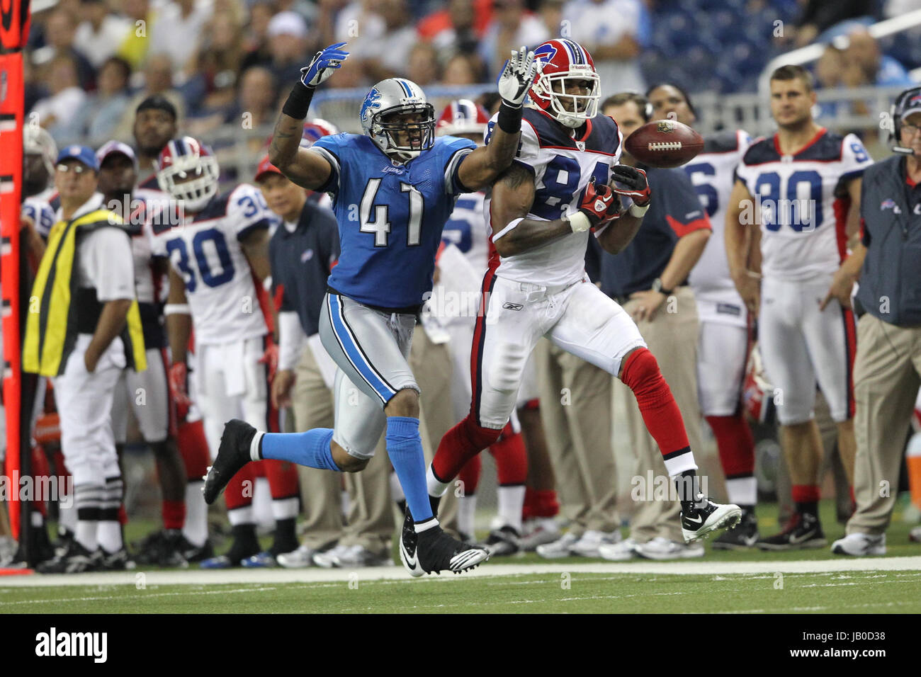 8 juin 2017 - (photo) - Un corps trouvé dans une rivière de l'Indiana le mercredi a été identifié par le coroner du comté que l'ancien receveur Buffalo Bills et UI football star James Hardy, 31 ans, de Fort Wayne. Sur la photo : Septembre 02, 2010 - Detroit, MI, Michigan, United States of America - Detroit Lions Dante évoluait Wesley (41) frappe la balle loin de Bills de Buffalo receveur JAMES HARDY (84) au cours du troisième trimestre au Ford Field. Les Lions de Detroit a battu Buffalo Bills 28 - 23 au Ford Field. (Crédit Image : © Rey Del Rio/SCG/ZUMAPRESS.com) Banque D'Images