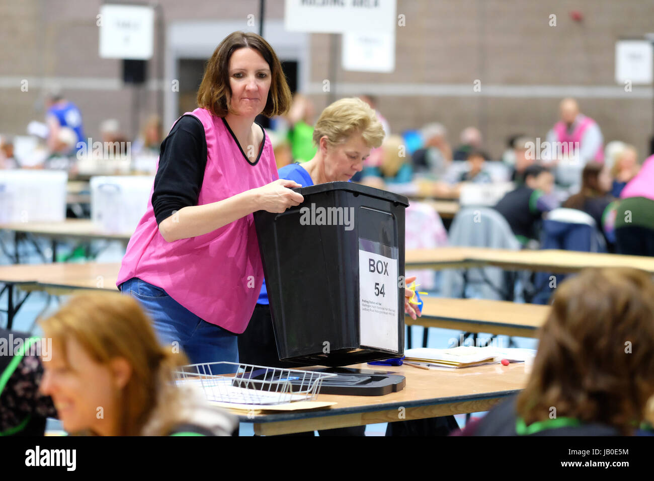 Hereford, Herefordshire, UK - Jeudi 8 Juin 2017 - un compte superviseur prépare la prochaine boîte de scrutin doivent être comptés pour elle à l'élection de l'équipe de comptage count centre à Hereford - Steven Mai/Alamy Live News Banque D'Images