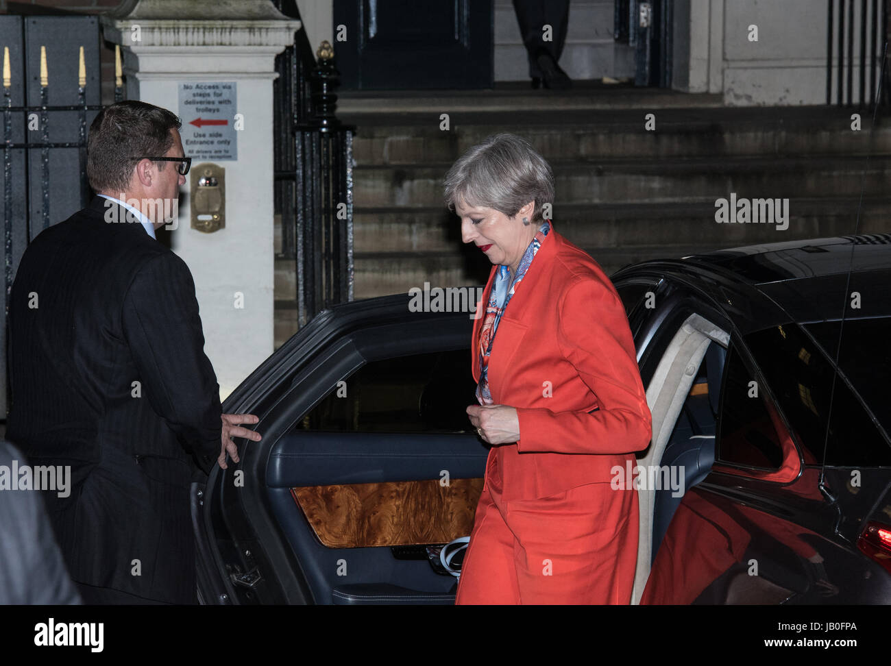 Londres, Royaume-Uni. 09Th juin, 2017. Theresa mai et son mari, Phillip, arrivent au quartier général du parti conservateur, 4 Matthew Parker Street, Westminster, London suite à l'élection générale de 2017. crédit : Ian Davidson/Alamy live news Banque D'Images