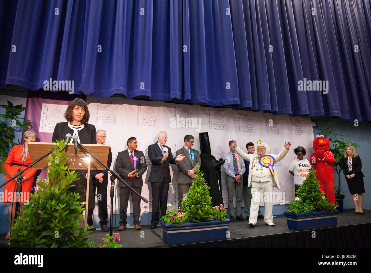 Maidenhead, Royaume-Uni. 9 juin, 2017. Alison Alexander, directeur du scrutin de la Royal Borough of Windsor and Maidenhead annonce le nombre de voix exprimées pour Howling Laud espère, chef de l'Monster Raving Loony partie. Credit : Mark Kerrison/Alamy Live News Banque D'Images