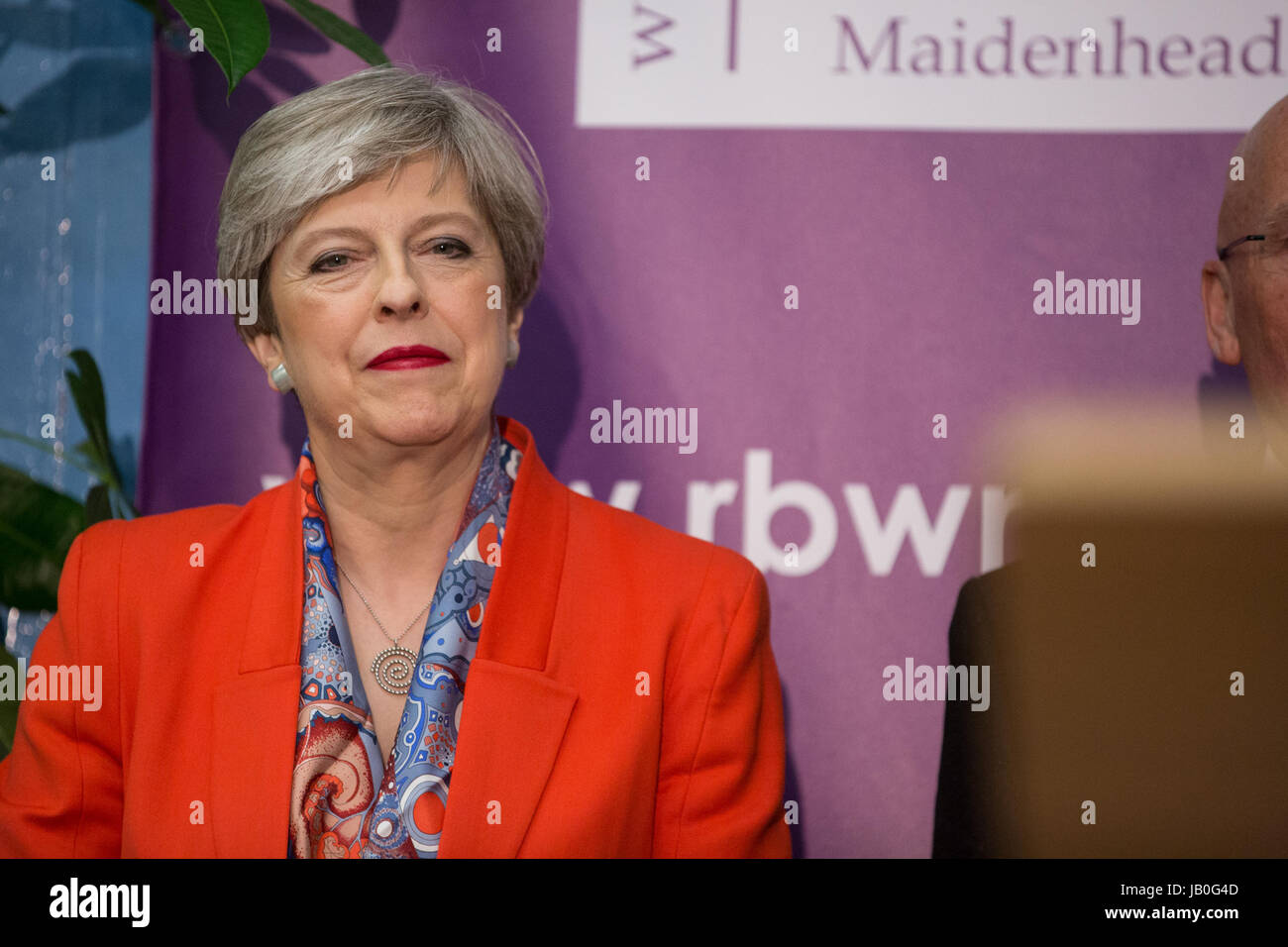 Maidenhead, Royaume-Uni. 9 juin, 2017. Theresa peut attend pour faire son discours d'acceptation qu'il est réélu en tant que député de Maidenhead. Credit : Mark Kerrison/Alamy Live News Banque D'Images