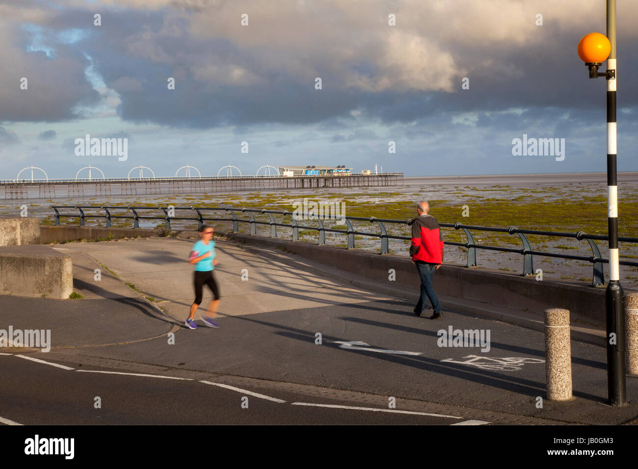 Southport, Merseyside, Royaume-Uni. Météo britannique. 9 juin, 2017. Soleil et gratuites au début de la journée, les résidents de profiter de la matinée ensoleillée, la vue étendue sur les sables de la station, et la jetée victorienne. Bonnes périodes d'ensoleillement sont prévus pour plus tard, avec l'augmentation des températures bien en deux chiffres. /AlamyLiveNews MediaWorldImages ; crédit. Banque D'Images