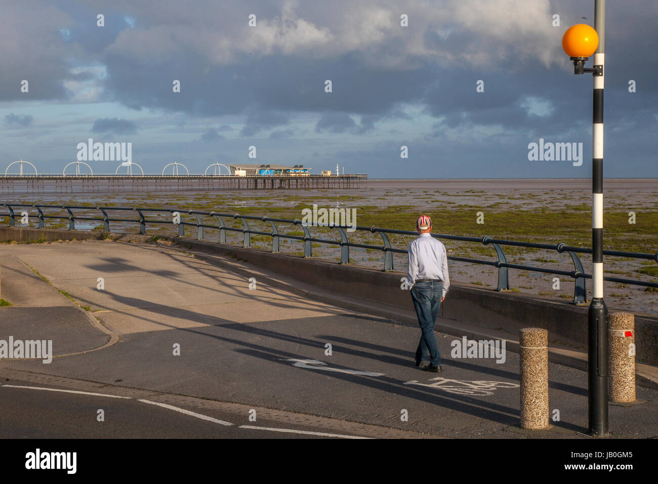 Southport, Merseyside, Royaume-Uni. Météo britannique. 9 juin, 2017. Soleil et gratuites au début de la journée, les résidents de prendre une matinée de marche et profiter de la vue étendue sur les sables de la station, et la jetée victorienne. Bonnes périodes d'ensoleillement sont prévus pour plus tard, avec l'augmentation des températures bien en deux chiffres. /AlamyLiveNews MediaWorldImages ; crédit. Banque D'Images