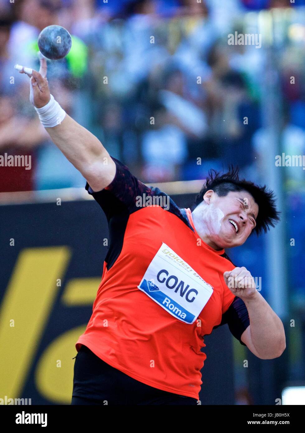 Rome, Italie. 8 juin, 2017. Lijiao Gong de la concurrence de la Chine au cours du lancer du poids à l'événement de Rome Golden Gala Pietro Mennea, partie de la compétition de l'IAAF Diamond League à Rome, Italie, 8 juin 2017. Gong réclamé le titre avec 19,56 mètres. Credit : Jin Yu/Xinhua/Alamy Live News Banque D'Images