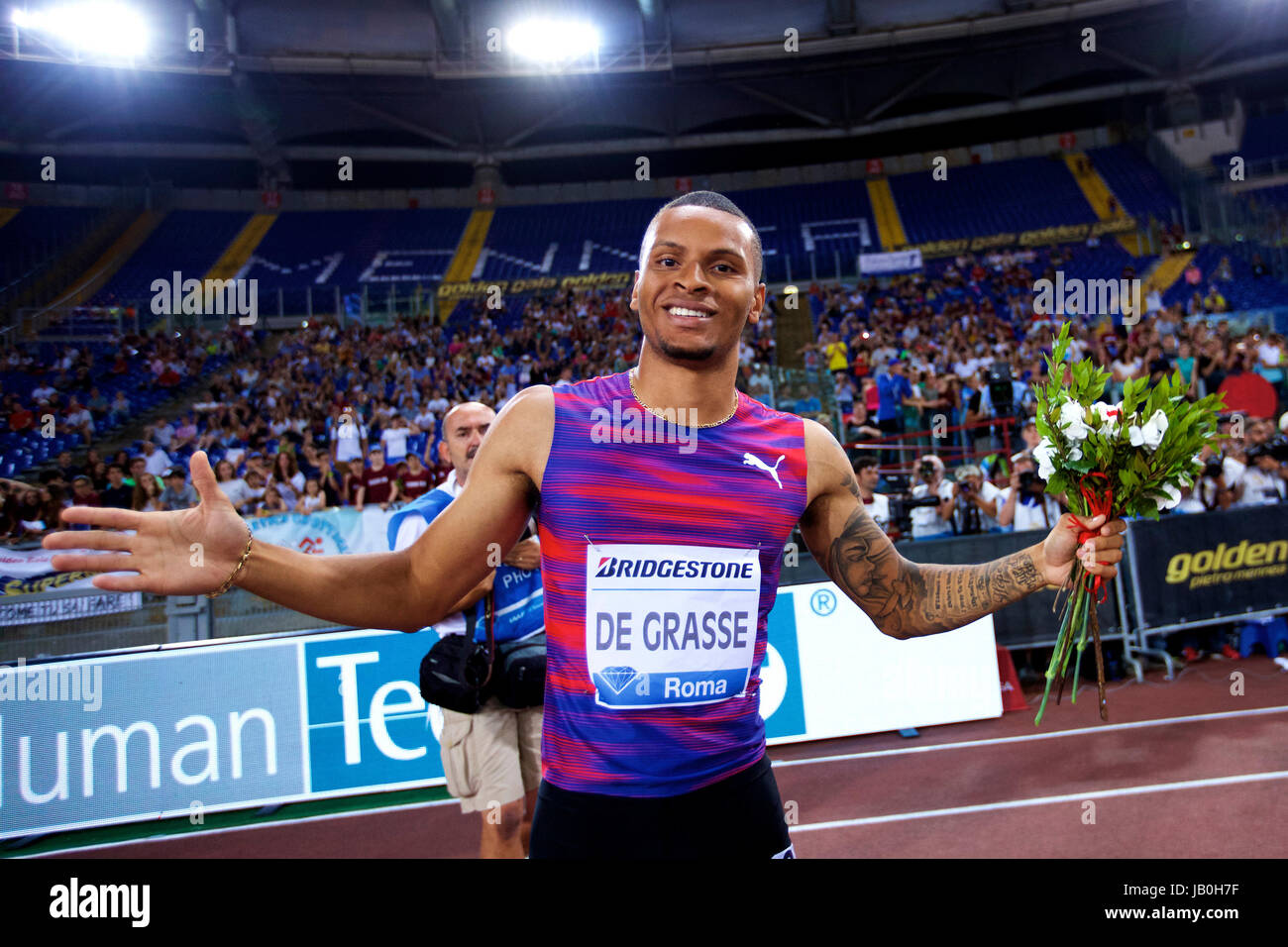 Rome, Italie. 8 juin, 2017. André De Grasse du Canada célèbre après le 200m masculin événement au Golden Gala de Rome, Pietro Mennea, partie de la compétition de l'IAAF Diamond League à Rome, Italie, 8 juin 2017. André De Grasse a demandé le titre avec 20,01 secondes. Credit : Jin Yu/Xinhua/Alamy Live News Banque D'Images