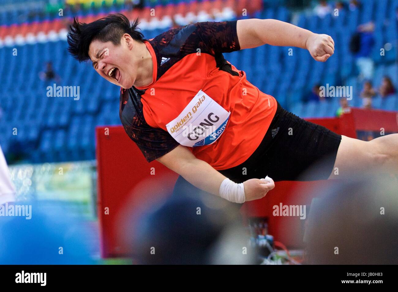 Rome, Italie. 8 juin, 2017. Lijiao Gong de la concurrence de la Chine au cours du lancer du poids à l'événement de Rome Golden Gala Pietro Mennea, partie de la compétition de l'IAAF Diamond League à Rome, Italie, 8 juin 2017. Gong réclamé le titre avec 19,56 mètres. Credit : Jin Yu/Xinhua/Alamy Live News Banque D'Images