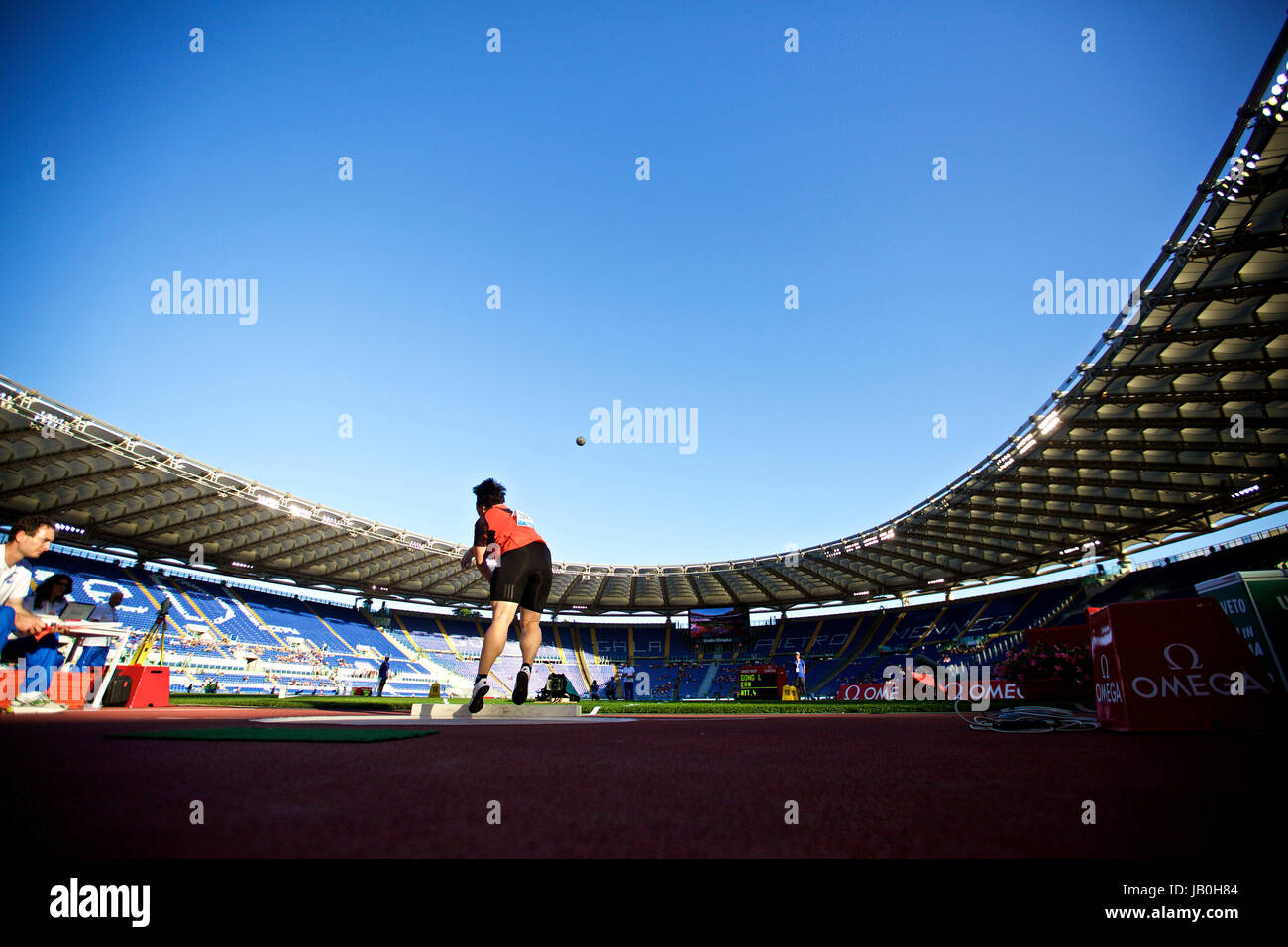 Rome, Italie. 8 juin, 2017. Lijiao Gong de la concurrence de la Chine au cours du lancer du poids à l'événement de Rome Golden Gala Pietro Mennea, partie de la compétition de l'IAAF Diamond League à Rome, Italie, 8 juin 2017. Gong réclamé le titre avec 19,56 mètres. Credit : Jin Yu/Xinhua/Alamy Live News Banque D'Images