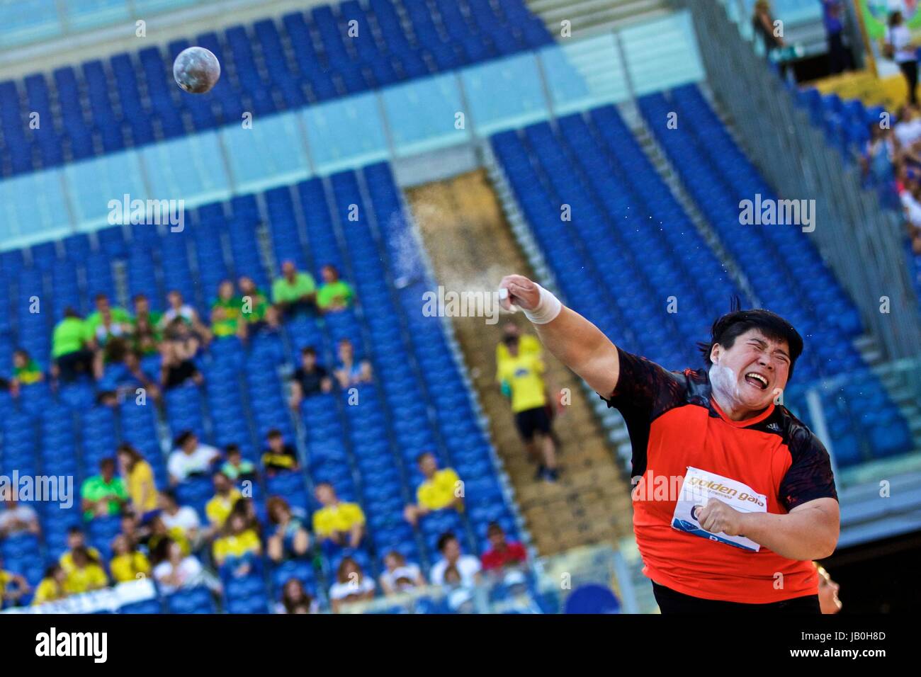 Rome, Italie. 8 juin, 2017. Lijiao Gong de la concurrence de la Chine au cours du lancer du poids à l'événement de Rome Golden Gala Pietro Mennea, partie de la compétition de l'IAAF Diamond League à Rome, Italie, 8 juin 2017. Gong réclamé le titre avec 19,56 mètres. Credit : Jin Yu/Xinhua/Alamy Live News Banque D'Images