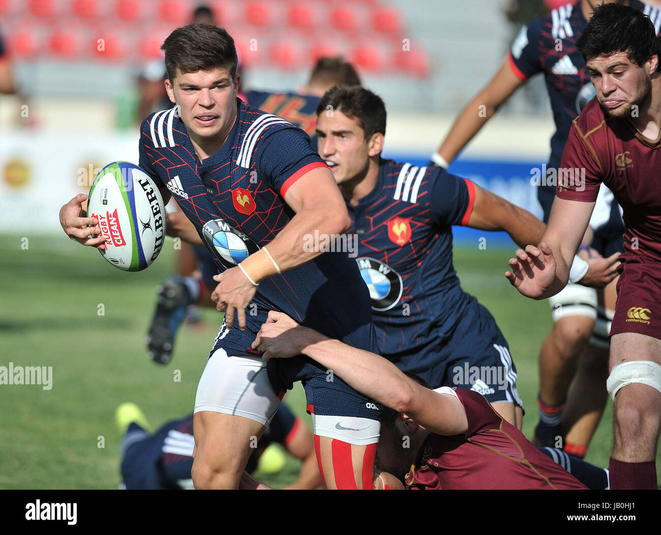 (170609) -- Tbilissi, le 9 juin 2017(Xinhua) -- France's Matthieu Jalibert (L) brise lors du Championnat de Rugby U20 entre la Géorgie et la France à Tbilissi, Géorgie, le 8 juin 2017. La France a gagné 54-0. (Xinhua/Kulumbegashvili Tamuna)(WLL) Banque D'Images