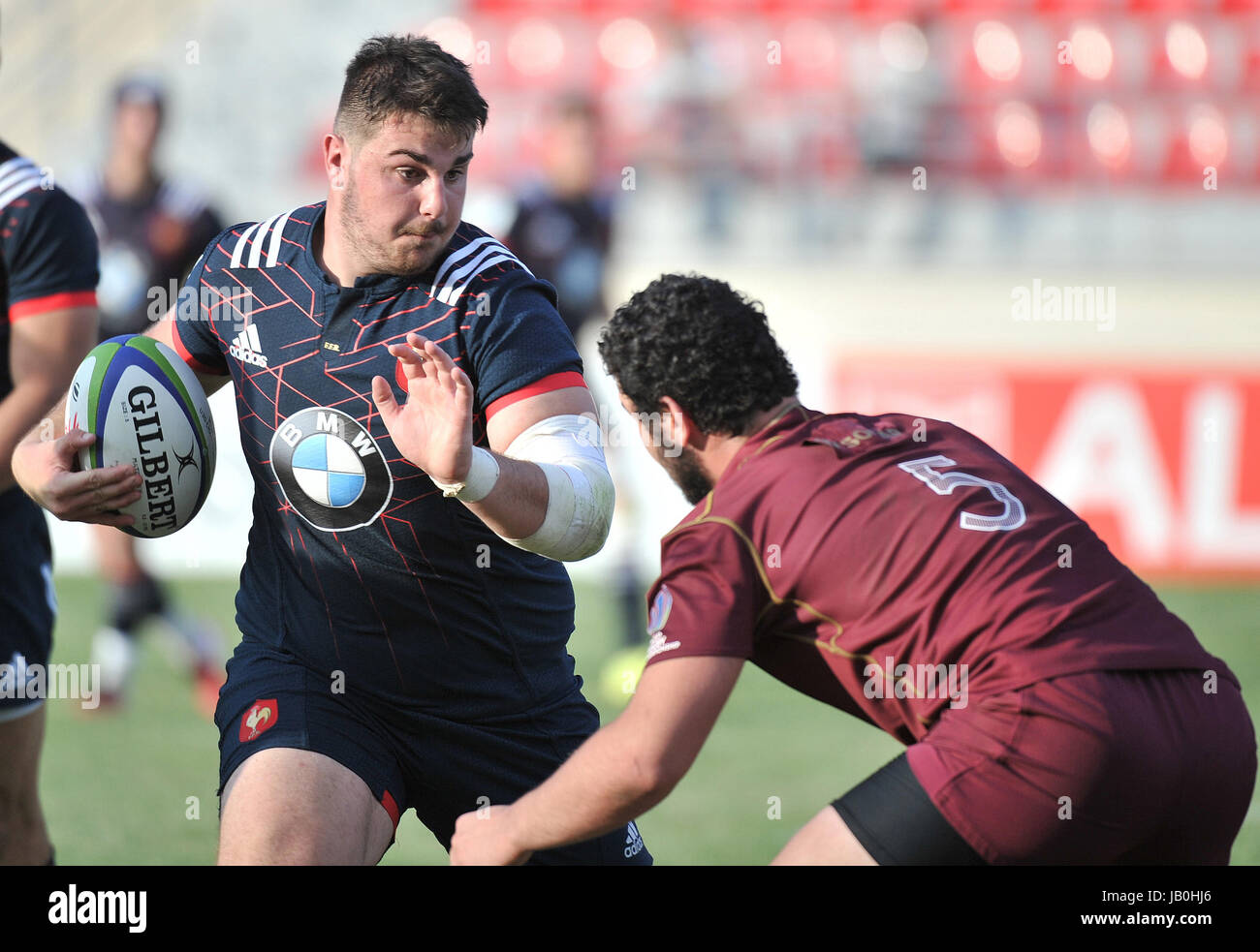(170609) -- Tbilissi, le 9 juin 2017(Xinhua) -- France's Ugo Boniface (L) brise lors du Championnat de Rugby U20 entre la Géorgie et la France à Tbilissi, Géorgie, le 8 juin 2017. La France a gagné 54-0. (Xinhua/Kulumbegashvili Tamuna)(WLL) Banque D'Images
