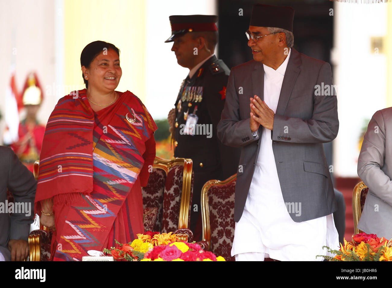 Katmandou, Népal. 7 juin, 2017. Nouveau élire premier ministre Sher Bahadur Deuba (R) les gestes pour Président Bidhya Devi Bhandari (L) après la cérémonie d'assermentation au bureau présidentiel à Katmandou, au Népal, le 7 juin 2017. Credit : Skanda Gautam/ZUMA/Alamy Fil Live News Banque D'Images