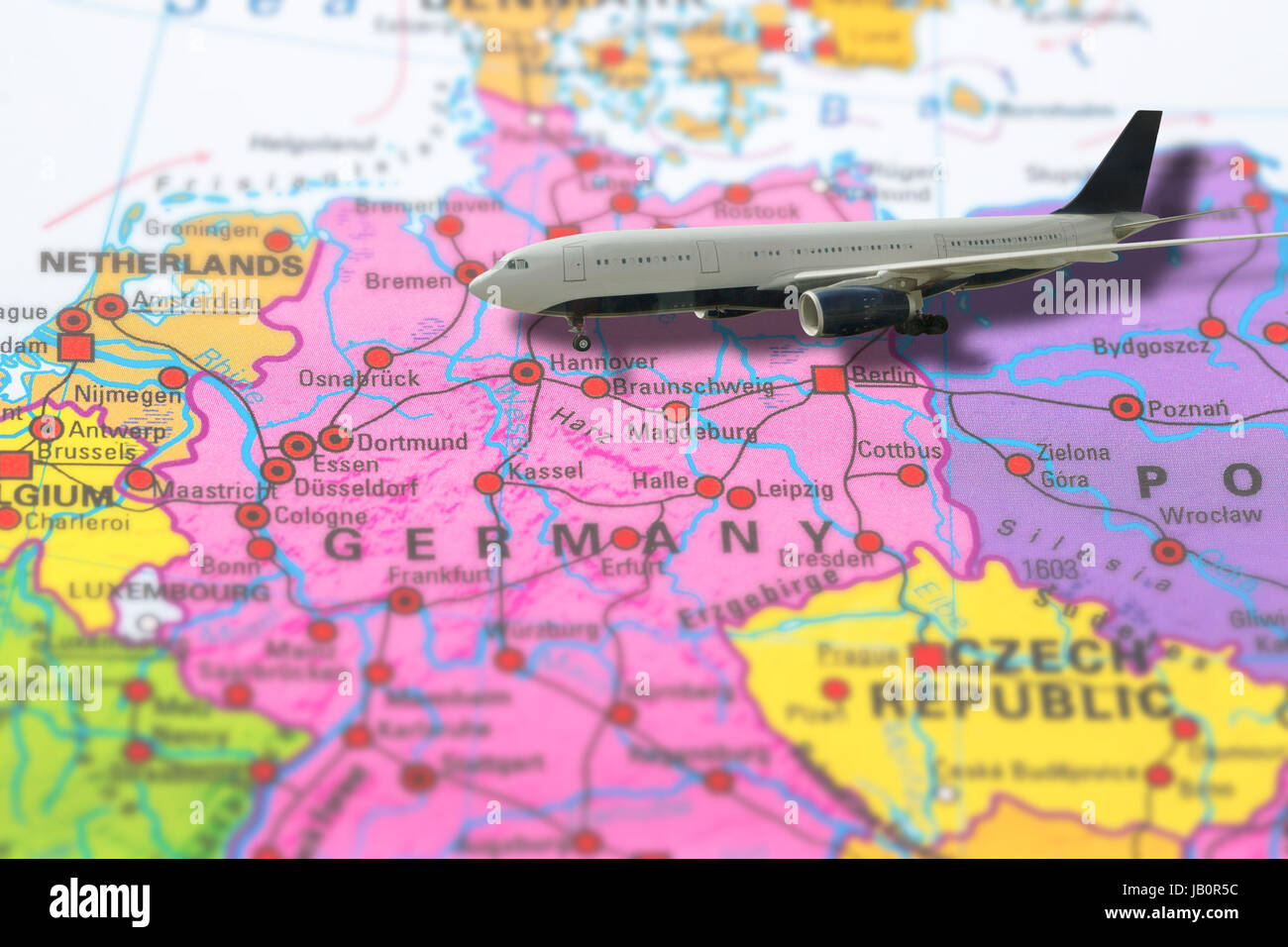 Berlin en Allemagne épinglées sur les voyages en avion de vol colorful  carte politique de l'Europe. L'école géopolitique atlas. Vacances et  voyages d'concept. Vols t Photo Stock - Alamy