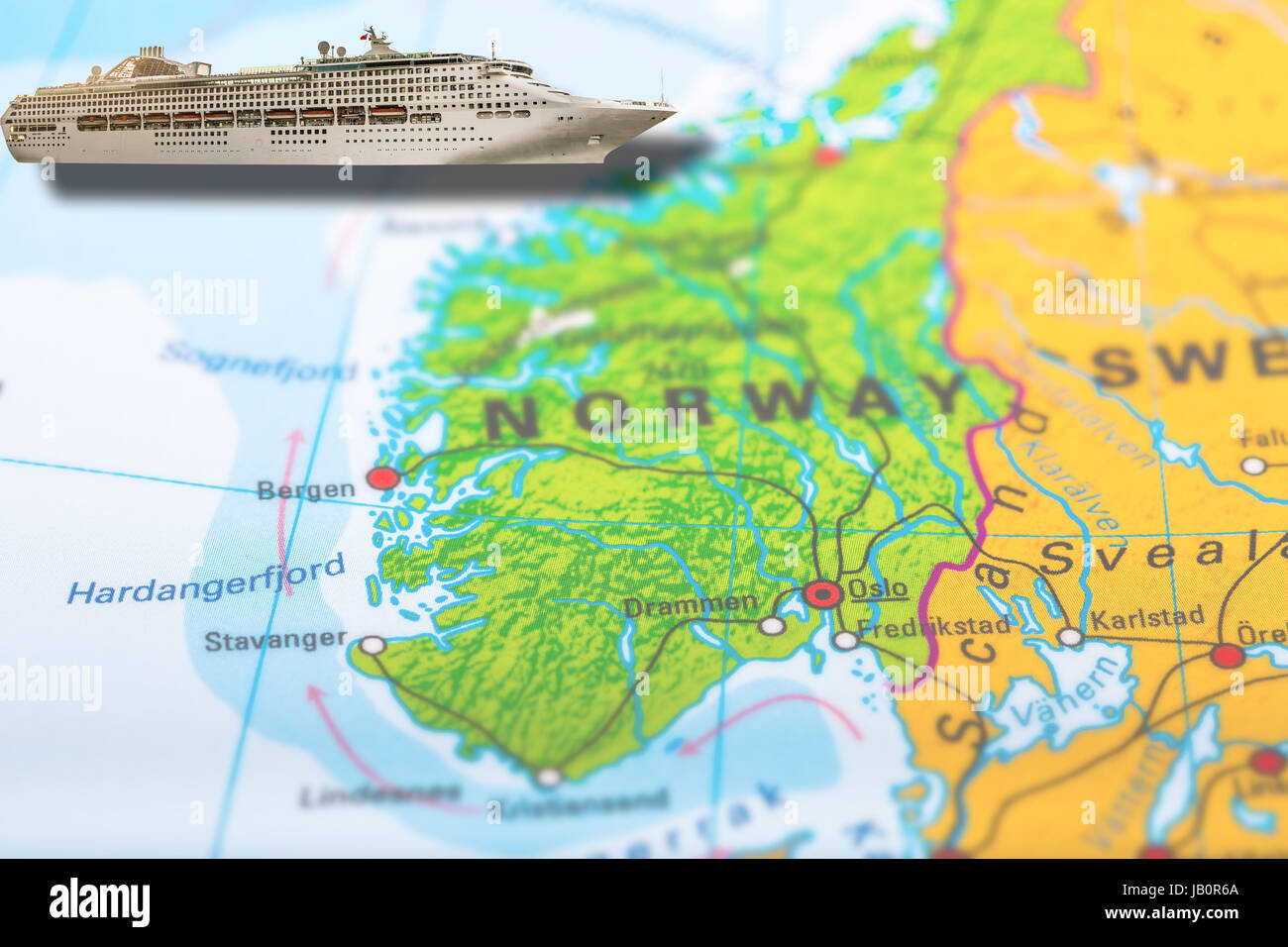 Les voyages en bateau de croisière on colorful carte politique de l'Europe à Bergen et la Norvège îles et fjords. Mer du Nord. Vacances et voyages d'concept. D'été de luxe Banque D'Images