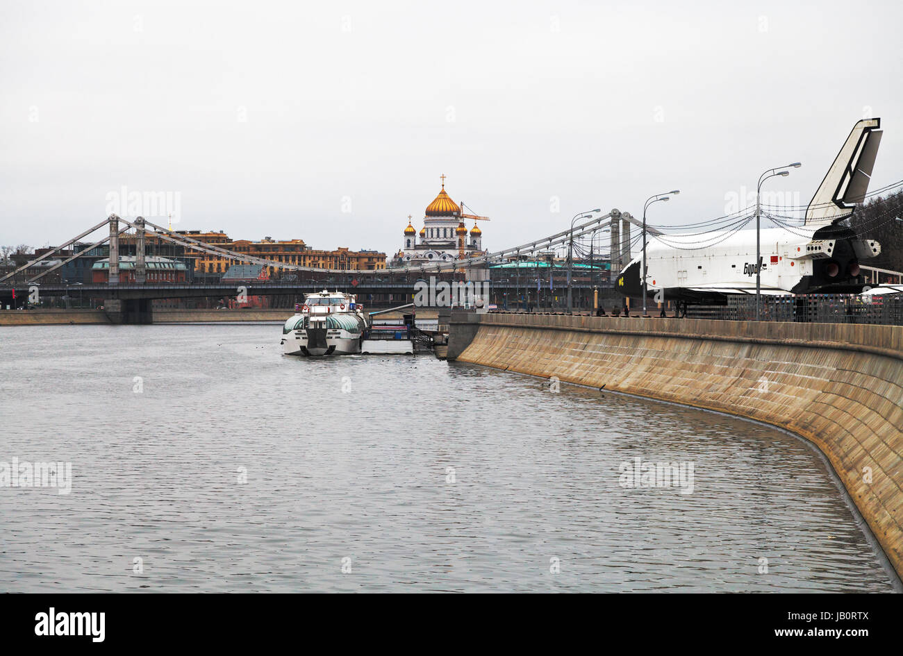 Moscou, Russie - 2 janvier, 2014 : avis de Pushkinskaya (Pouchkine) quai de la rivière Moskva, Bourane engin dans Central Park Gorki, Krymsky (Tatars) Bridge et de la Cathédrale du Christ Sauveur Banque D'Images