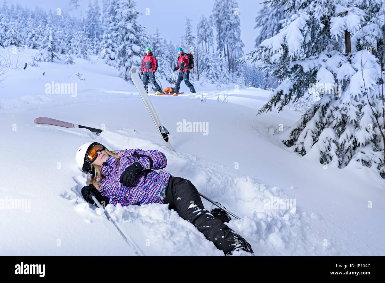 Après l'accident en attente pour skieur mountain rescue couché dans la neige Banque D'Images