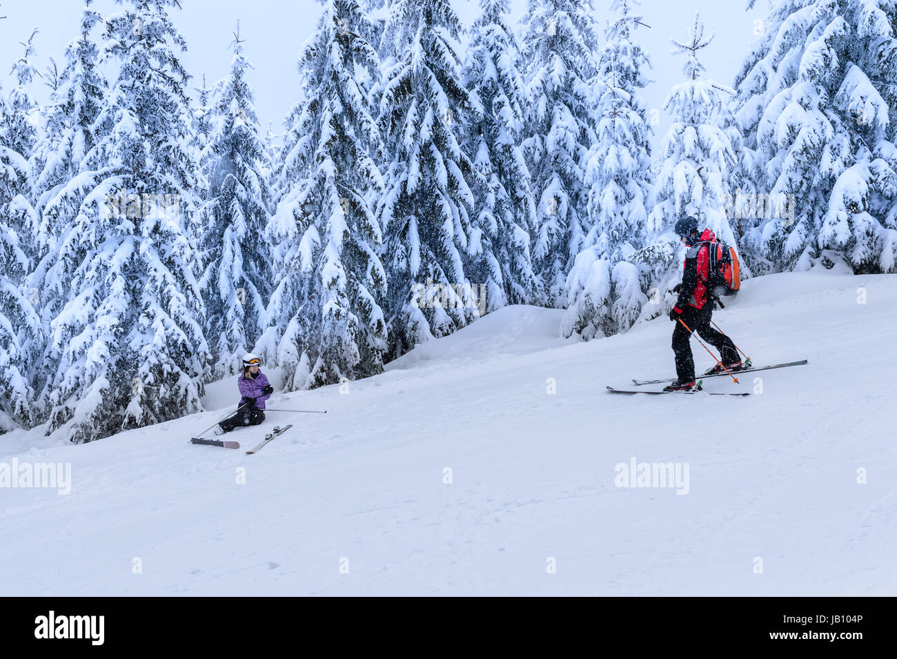 Patrouille de ski de sauvetage de blessés skieur aide femme couchée dans la neige Banque D'Images