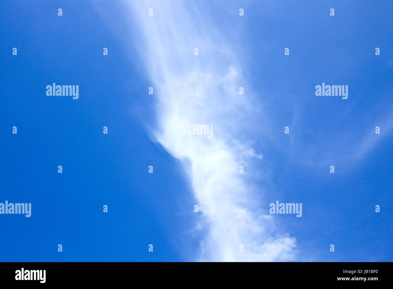 Blue cloudy sky avec les nuages des formes inhabituelles. Banque D'Images