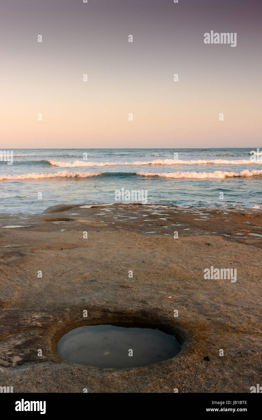 Un trou dans les rochers près de la plage de la ville de Caloundra, Queensland, Australie Banque D'Images