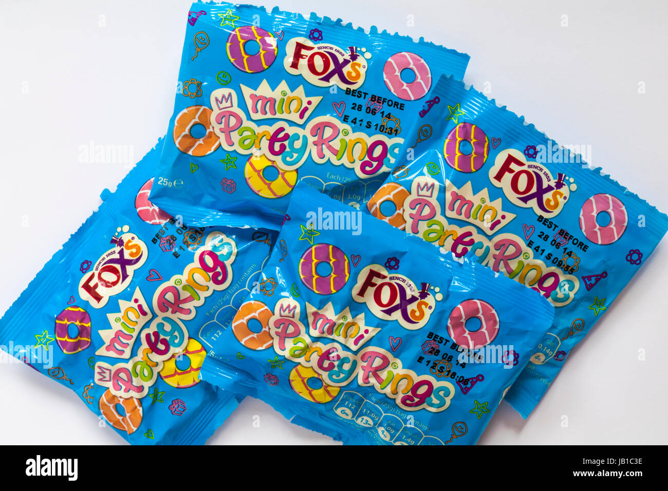 Paquets de Fox's party mini biscuits anneaux fixés sur fond blanc Banque D'Images