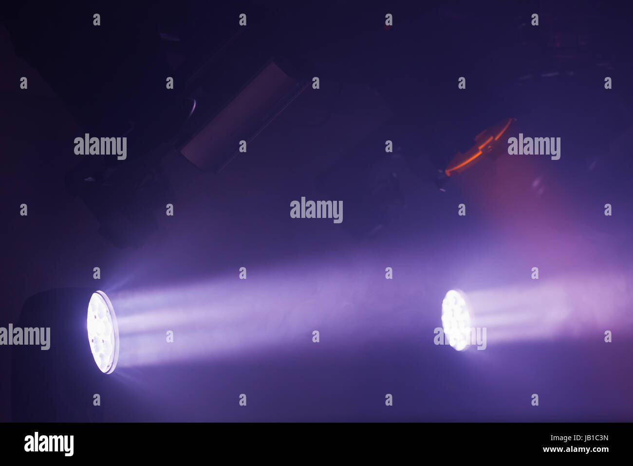 Tache pourpre lumières avec de solides poutres apparentes dans la fumée, éclairage stade de fond photo Banque D'Images