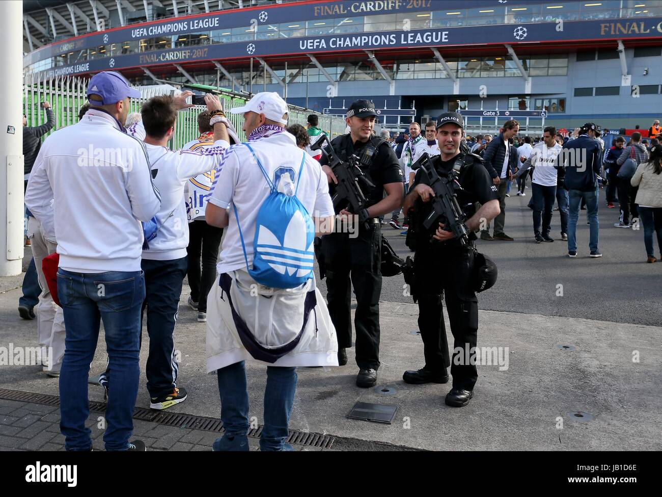 Des policiers en patrouille JUVENTUS V REAL MADRID STADE NATIONAL DU PAYS DE GALLES Cardiff 03 juin 2017 Banque D'Images