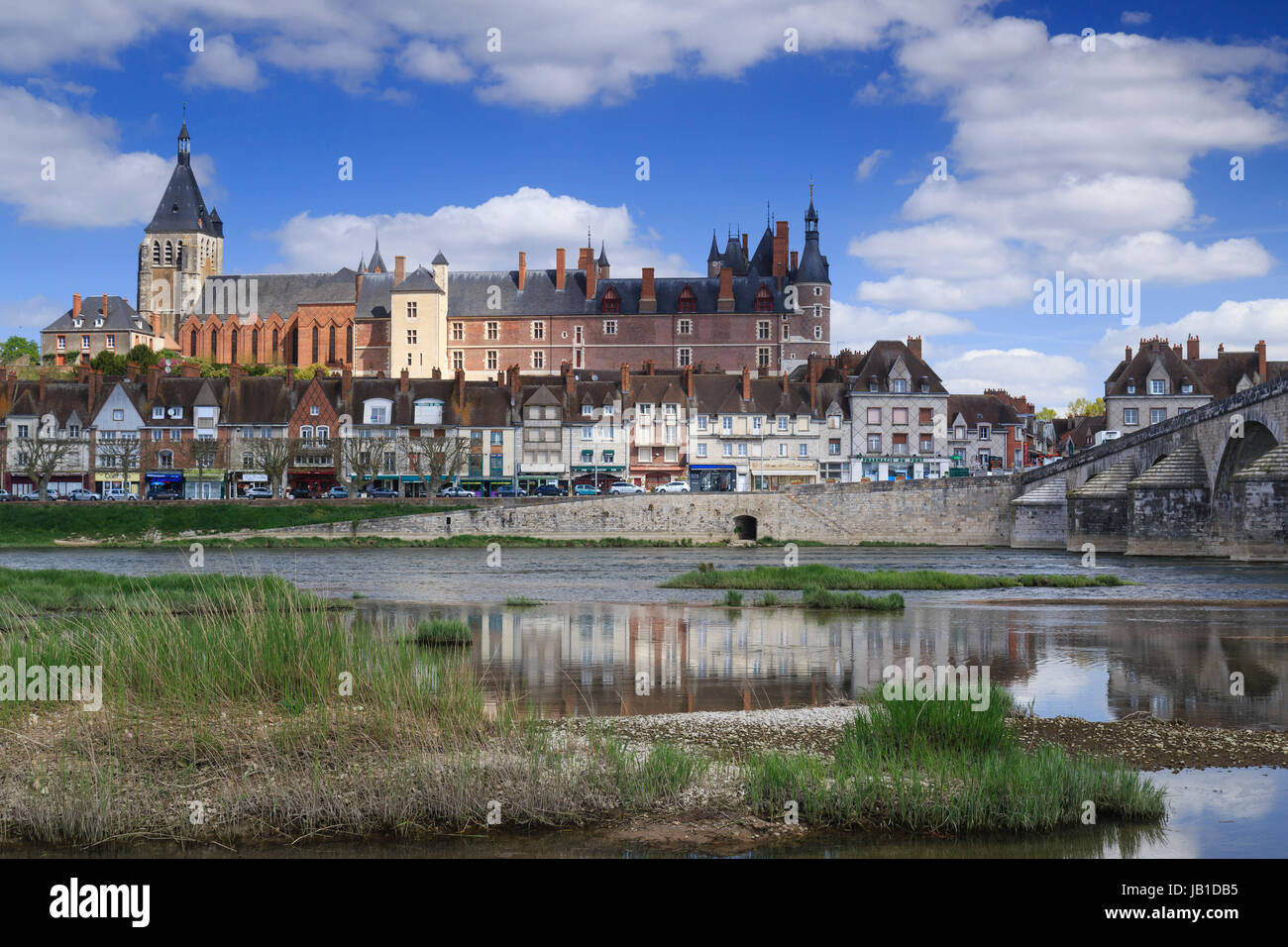 France, Loiret (45), Gien, le château le Vieux Pont et la Loire vu depuis la rive gauche // France, Loiret, Gien, le château, le Vieux Pont et le L Banque D'Images