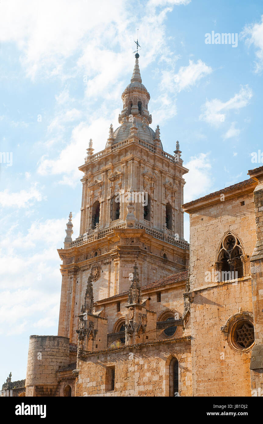 Tour de la cathédrale. El Burgo de Osma, la province de Soria, Castilla Leon, Espagne. Banque D'Images