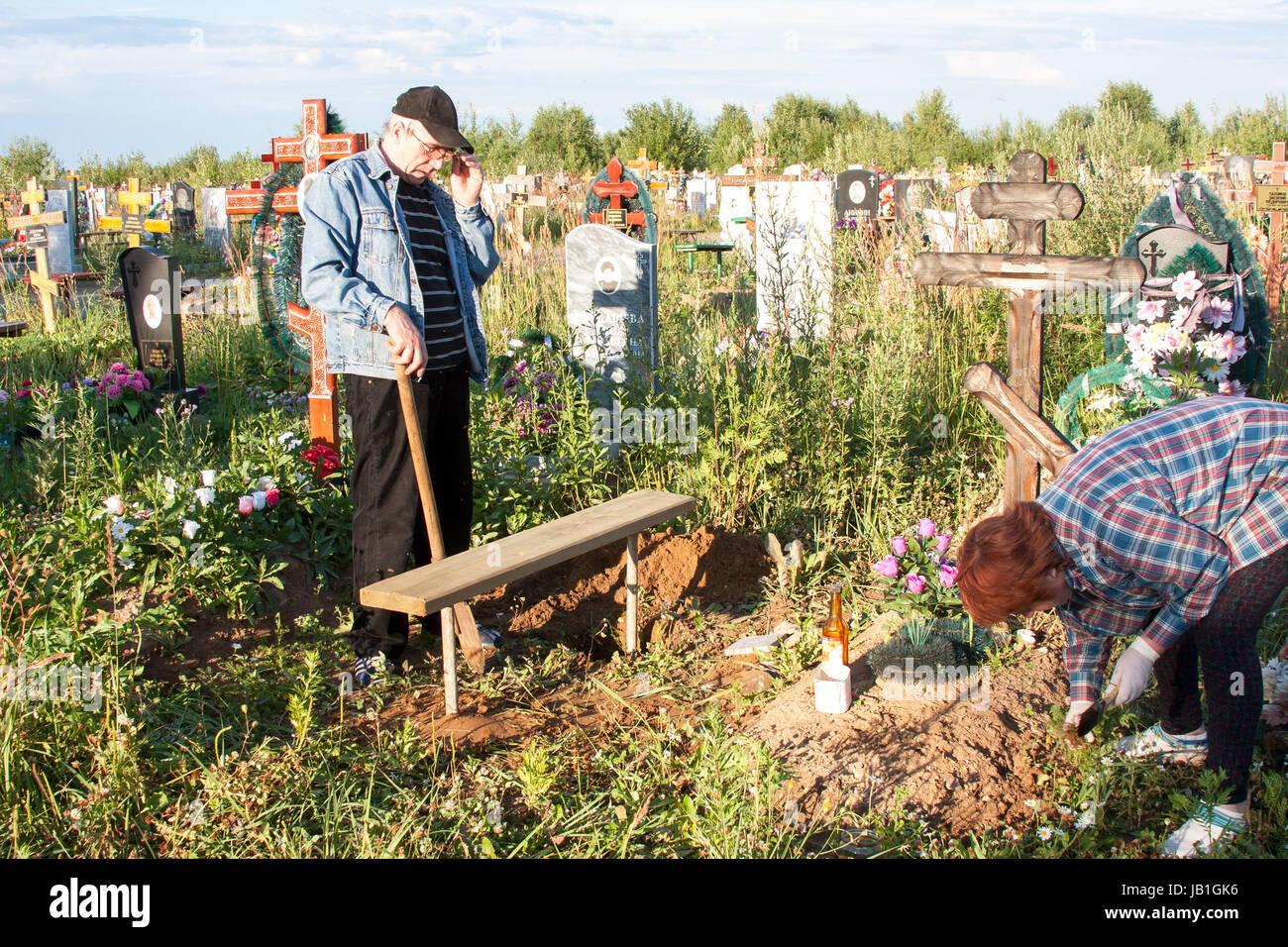 Perm, Russie - Juillet 13,2016 : établir un banc sur une tombe sur un cimetière Banque D'Images