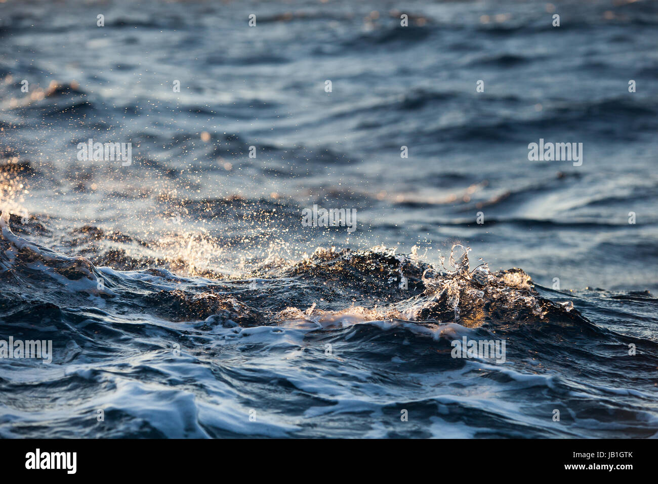 Les grandes vagues de la mer au coucher du soleil libre Banque D'Images