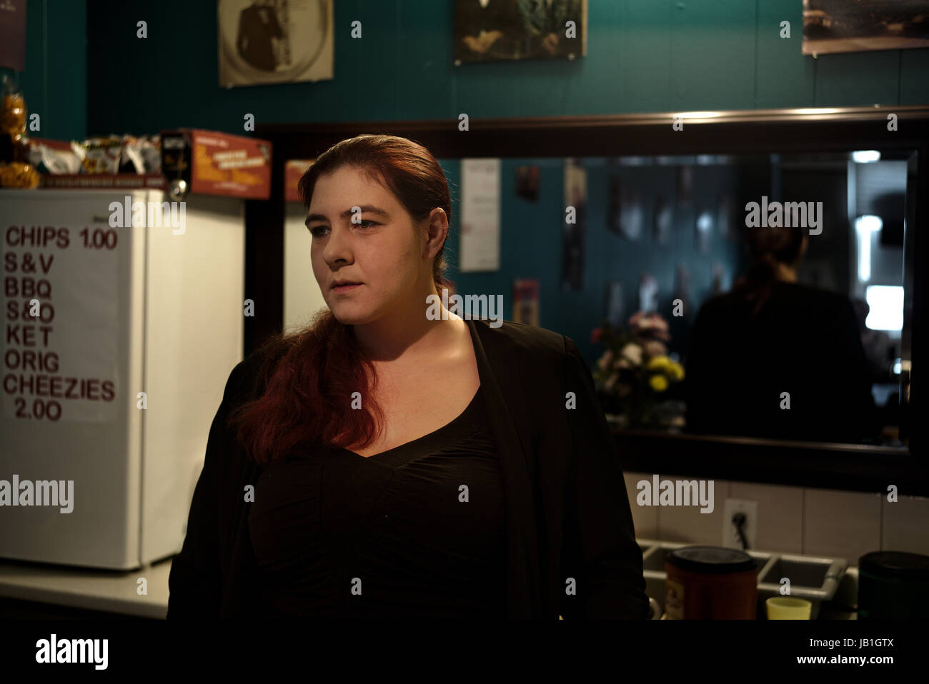 Arnaud De Grave / Le Pictorium - Effets de l'augmentation du nombre de cavaliers frontaliers à la frontière USA/Canada au Manitoba. - 23/04/2017 - Canada / Manitoba - Jackie travaille dans un restaurant à Emerson. Elle a changé son attitude envers les réfugiés lorsqu'elle a aidé une famille qu'elle a trouvés derrière le restaurant, d'être très froid la nuit. Avant, en raison de l'opinion de ses parents et de l'éducation, elle a été en faveur de les renvoyer mais maintenant elle dit qu'on a besoin d'être humain et aider autant que possible. Elle a également pris la parole à l'événement de Radio-Canada. Banque D'Images