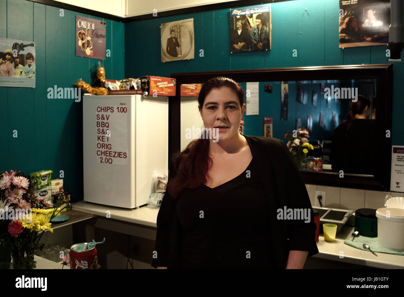 Arnaud De Grave / Le Pictorium - Effets de l'augmentation du nombre de cavaliers frontaliers à la frontière USA/Canada au Manitoba. - 23/04/2017 - Canada / Manitoba - Jackie travaille dans un restaurant à Emerson. Elle a changé son attitude envers les réfugiés lorsqu'elle a aidé une famille qu'elle a trouvés derrière le restaurant, d'être très froid la nuit. Avant, en raison de l'opinion de ses parents et de l'éducation, elle a été en faveur de les renvoyer mais maintenant elle dit qu'on a besoin d'être humain et aider autant que possible. Elle a également pris la parole à l'événement de Radio-Canada. Banque D'Images