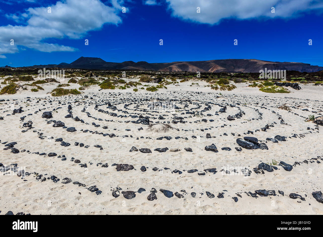 Une pierre ronde motif dans le sable d'une plage sur l'île de Lanzarote. Banque D'Images