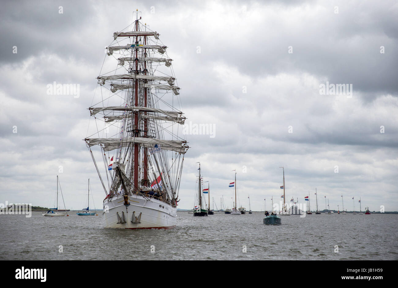 Une flottille hollandaise reçoit un hommage de HH Prins Maurits au Château supérieur, dans le cadre de la commémoration Bataille de Medway. Banque D'Images