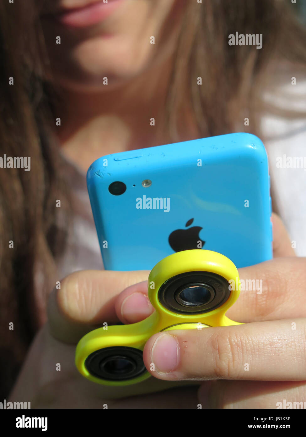 Fidget Spinner toy et l'iPhone 5S chez les adolescents part Banque D'Images