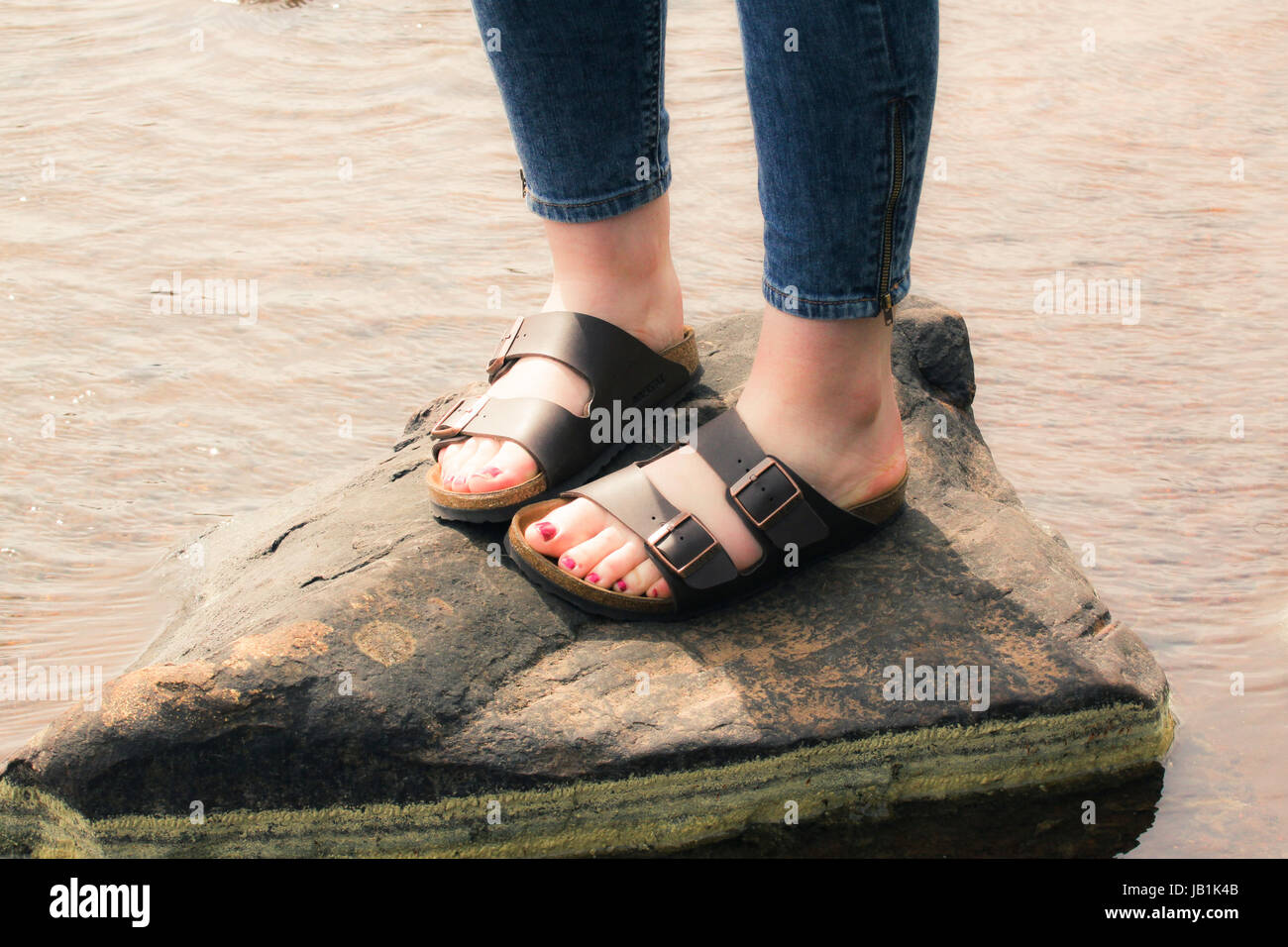 Birkenstock Sandales filles sur pieds Photo Stock - Alamy