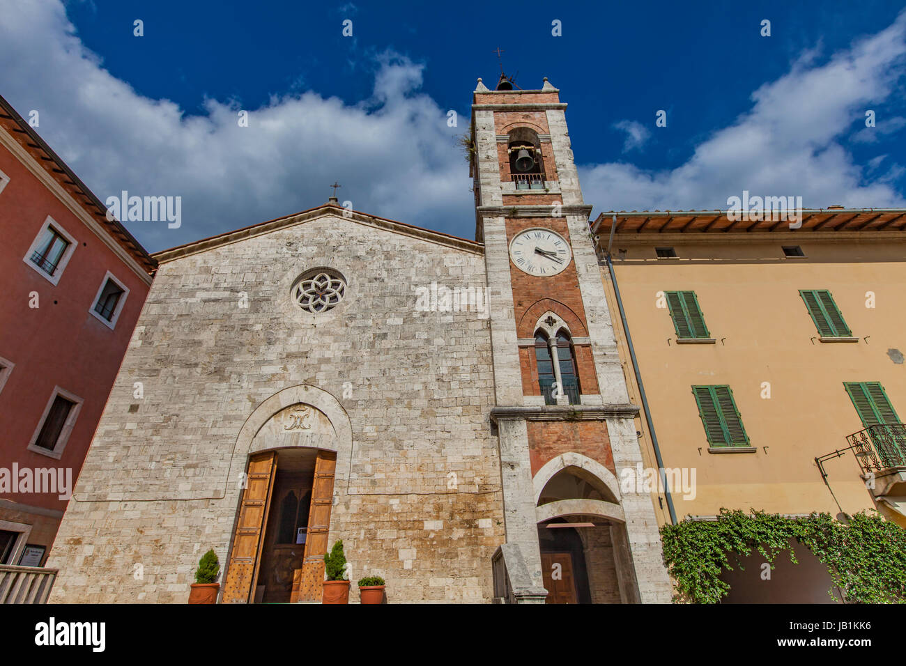 Beffroi de l'église Saint François à San Quirico d'Orcia. La toscane, italie Banque D'Images