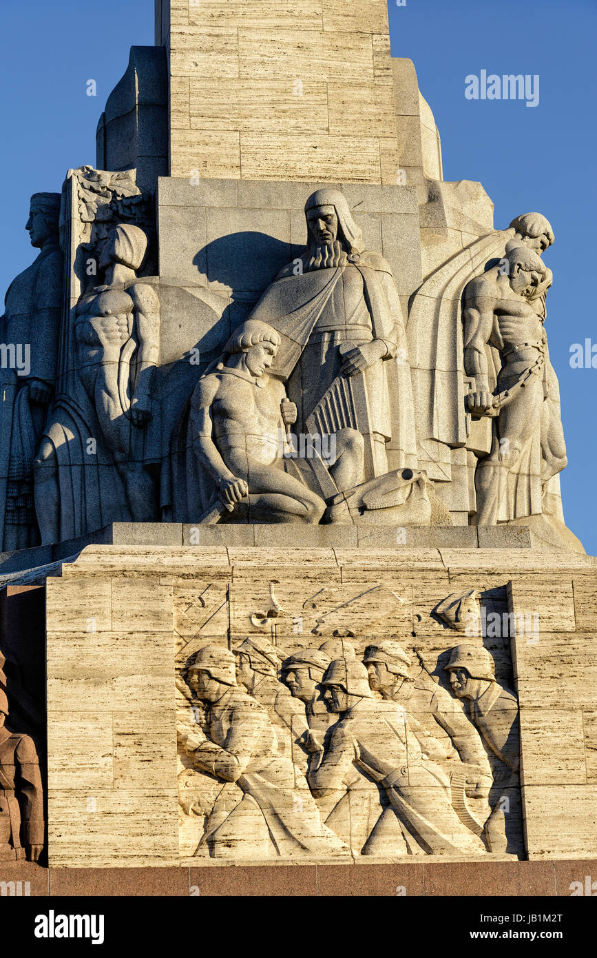 Statue de la liberté sur le Monument de la liberté à Riga, Lettonie Banque D'Images