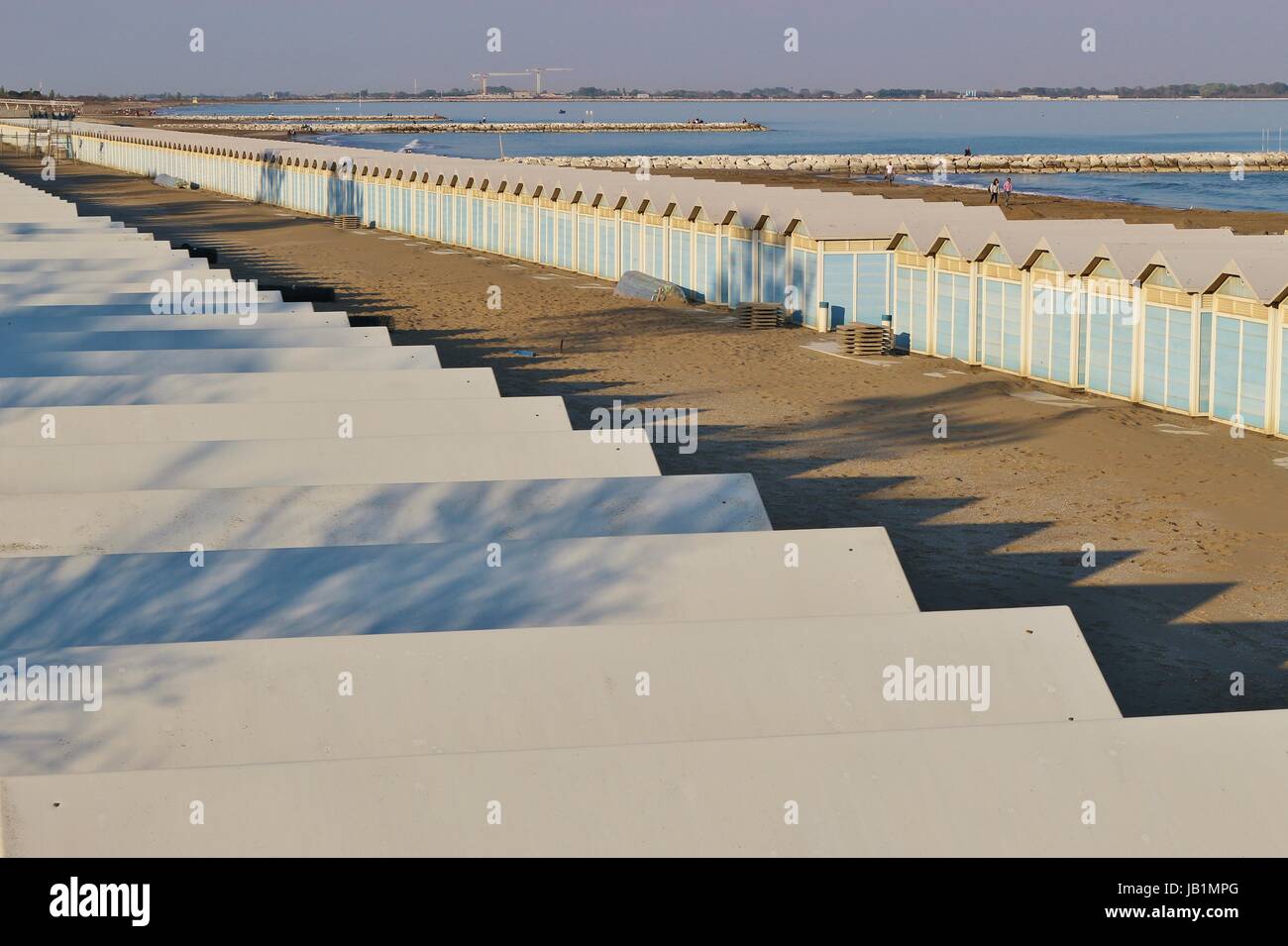 Cabines de plage sur la célèbre plage du Lido à Venise, en basse saison, en avril. Lido di Venezia, Italie, Europe. Banque D'Images