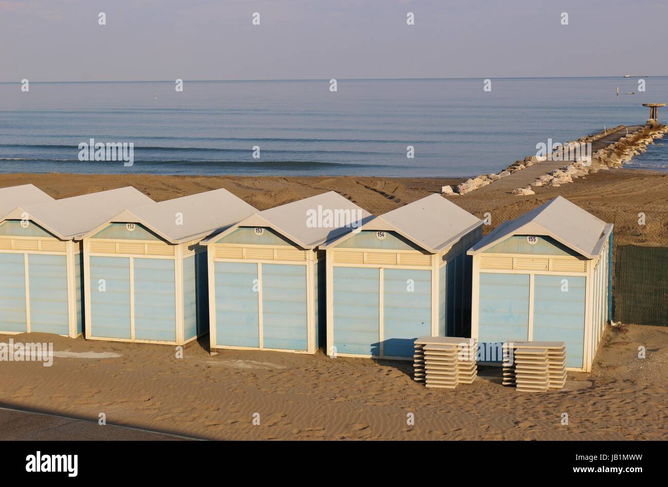 Cabines de plage sur la célèbre plage du Lido à Venise, en basse saison, en avril. Lido di Venezia, Italie, Europe. Banque D'Images