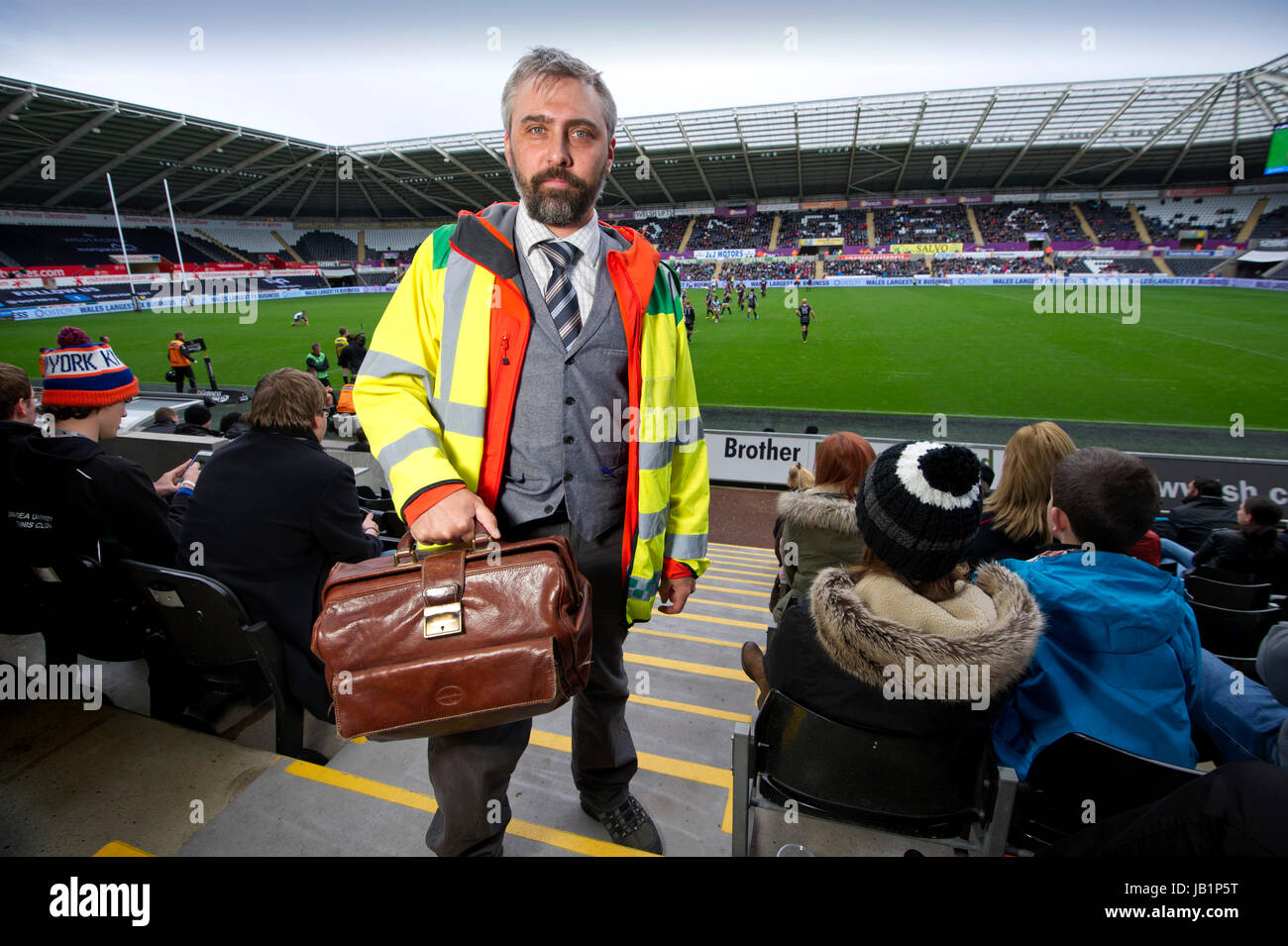 Dr.russell Clark, un généraliste qui travaille comme médecin de garde au rugby au Liberty Stadium, Swansea, Pays de Galles. Banque D'Images